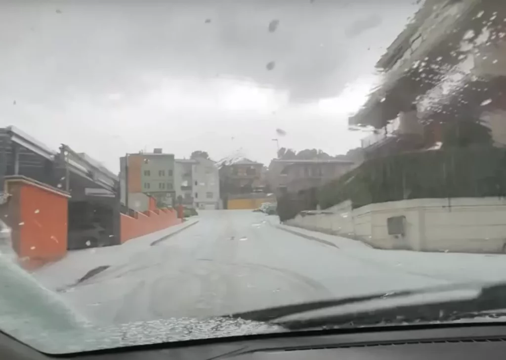 Abruzzo sotto choc: violente tempeste imbiancano Teramo e Pescara 20240307 091951
