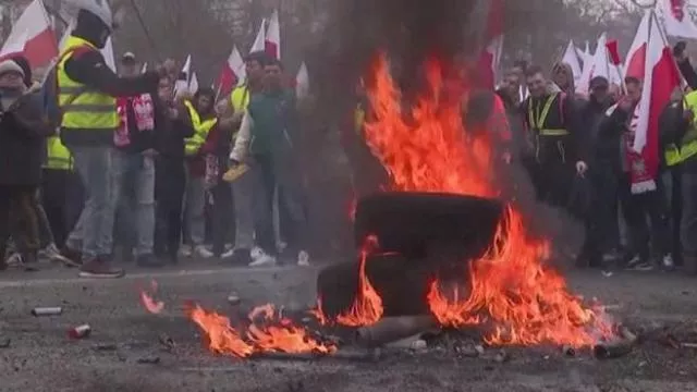 Proteste violente degli agricoltori in Polonia contro le politiche dell’UE 20240307 104528 1