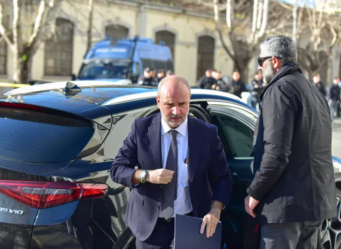 Il Green Pass Permanente: Intrighi del Deep State Sanitario e le Tensioni Politiche 20240307 195135