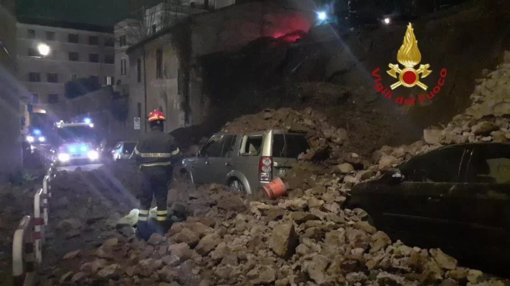 Crollo Muro a Roma: Auto Sommerse a Trastevere 20240311 131514