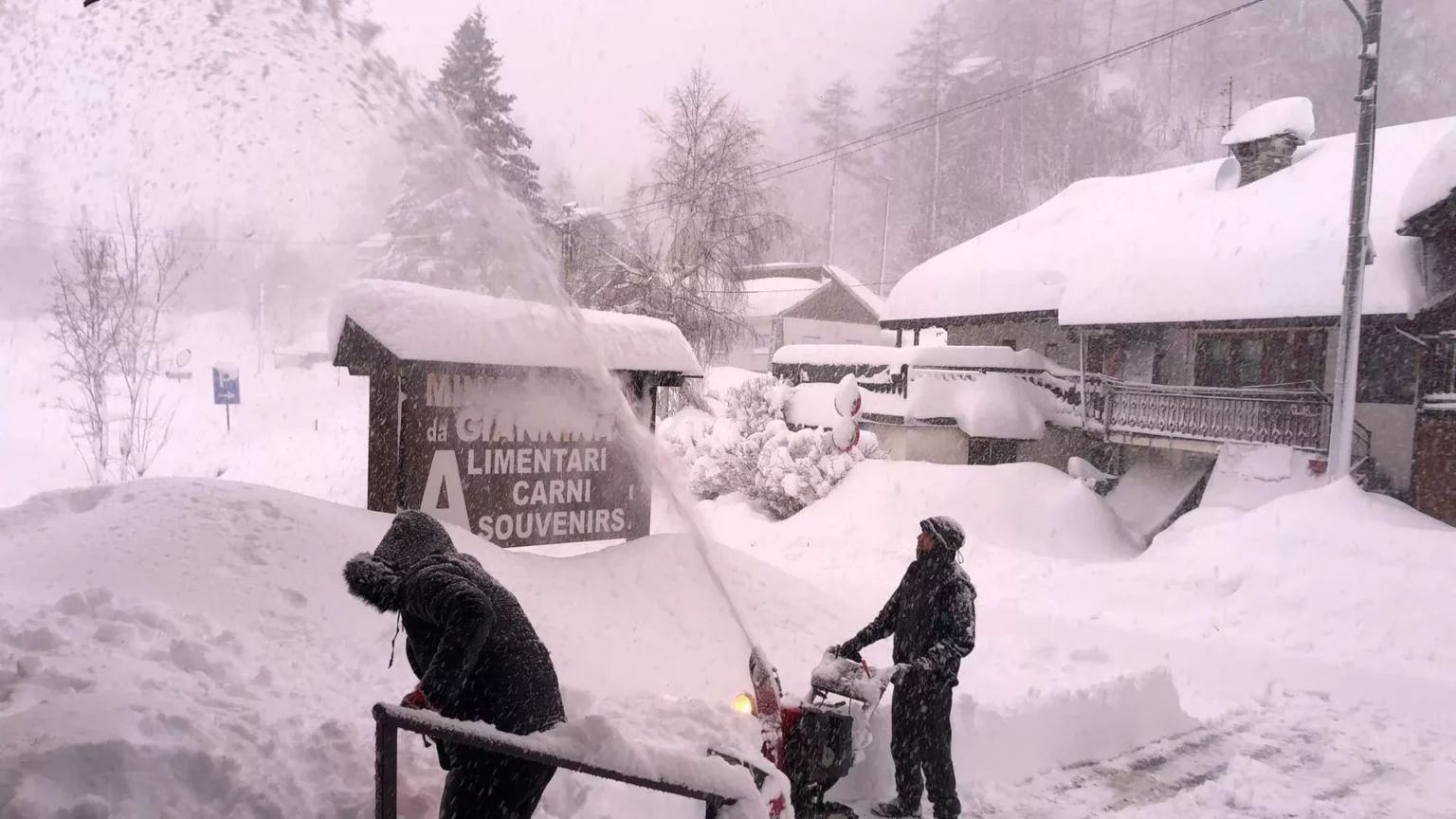 Emergenza neve nel Canavese: interventi in corso per i disagi causati dalla nevicata eccezionale 20240311 131517