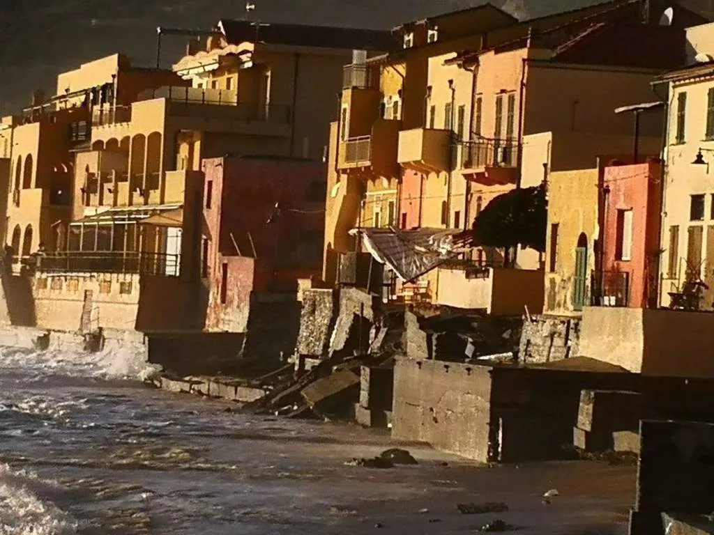 Frana blocca Aurelia a Varigotti: Impatto sul traffico e misure di sicurezza 20240312 211530