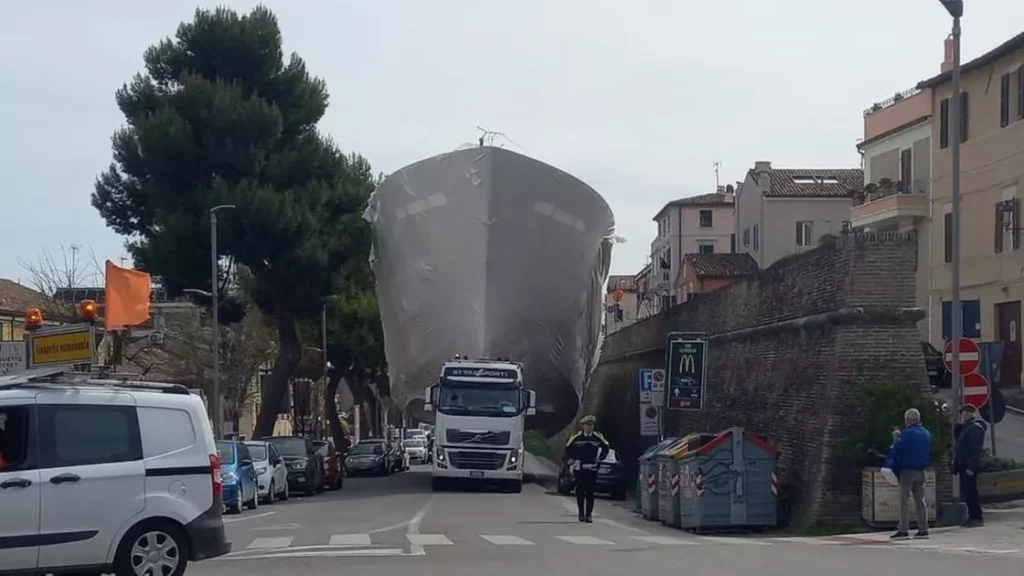 Trasporto eccezionale a Fano: l’epica navigazione urbana che ha affascinato la città 20240318 182757 1