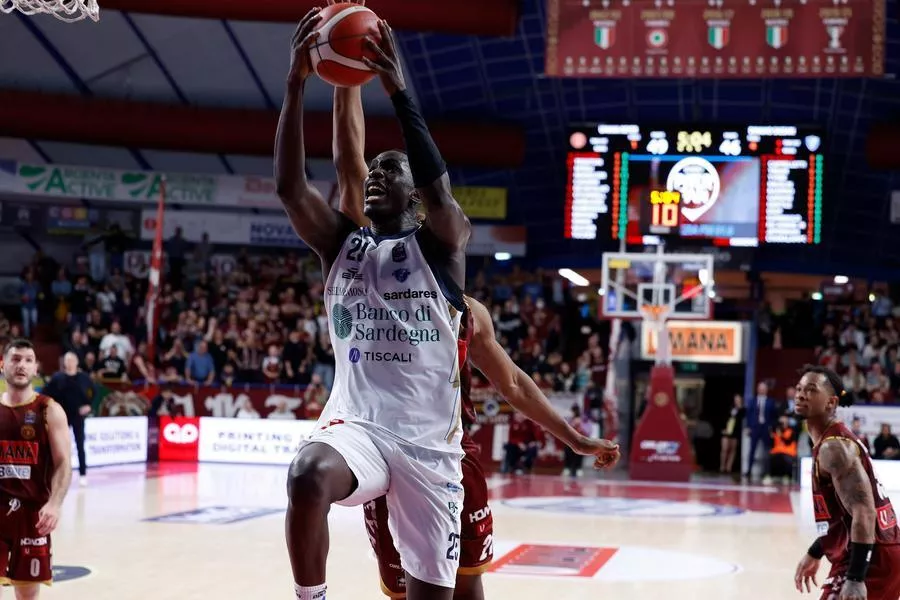 Dinamo Sassari: Trionfo emozionante in overtime contro avversari lombardi 20240319 183402