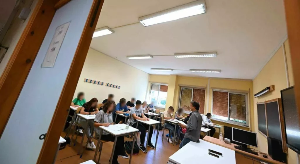 Aggressione in aula: studente accusato di violenza su professore a Porto Torres 20240320 153036