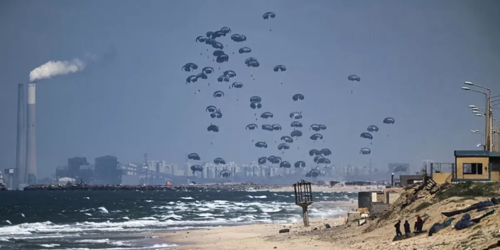 Tragedia in Palestina: 12 Persone Annegate Recuperando Aiuti Umanitari 20240327 083125