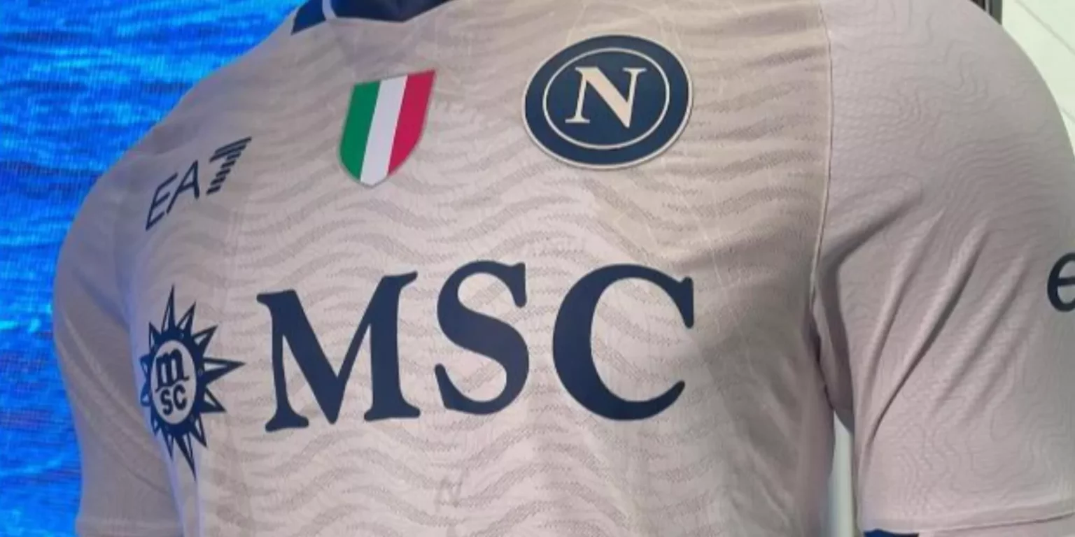 La nuova maglia del Napoli: un tributo all’Italia sul campo di calcio 20240327 143402
