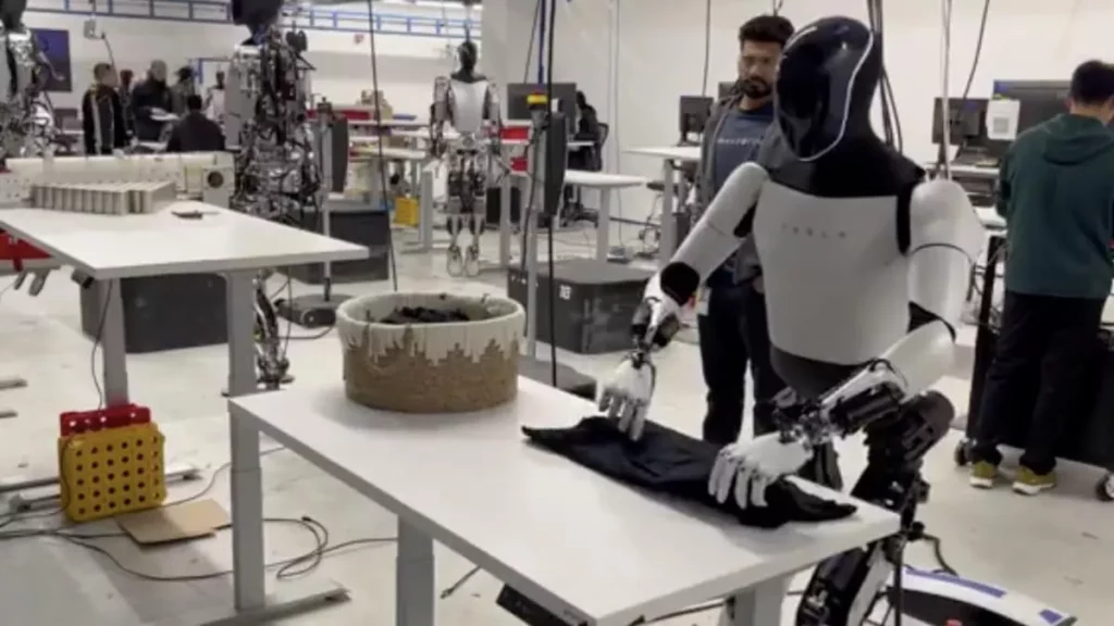 Elon Musk rivela il prezzo di Optimus, l’innovativo robot umanoide di Tesla 20240328 082911