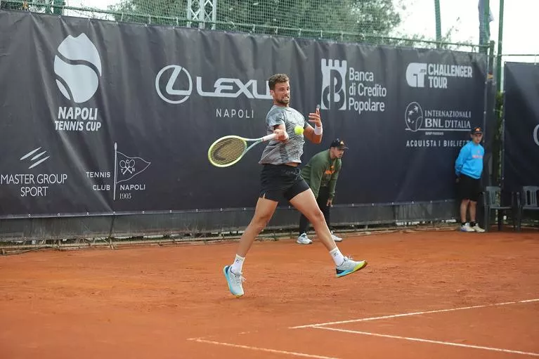 Francesco Passaro trionfa su Stefano Napolitano e vola al secondo turno: una vittoria di talento e determinazione nel tennis italiano 20240328 190211 1