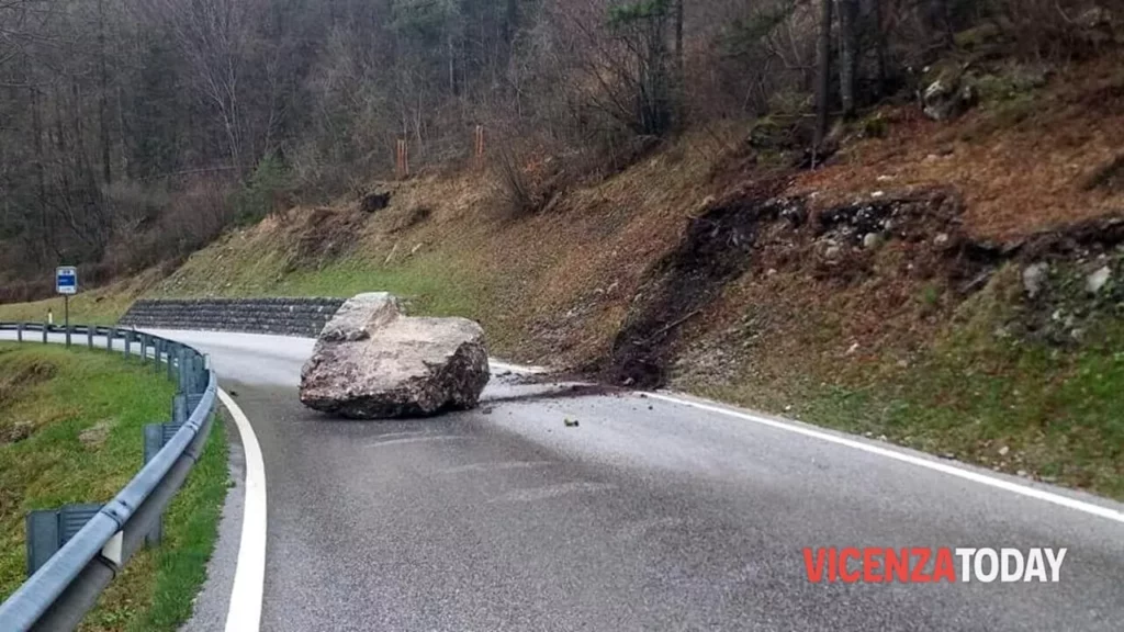 Frane in Trentino: interrotto il collegamento con Vicenza, chiusa la statale 350 20240402 090049