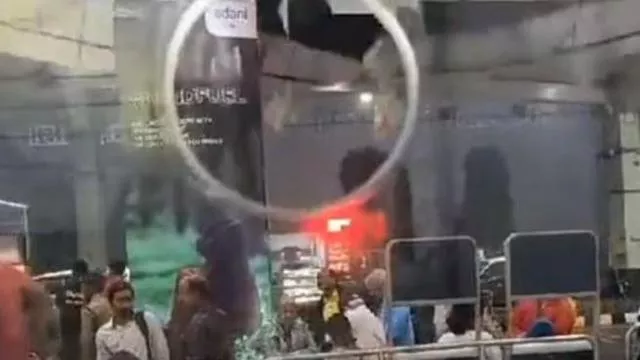 Incidente all’aeroporto di Guwahati: il tetto si apre in due durante una tempesta violenta 20240402 090108 1
