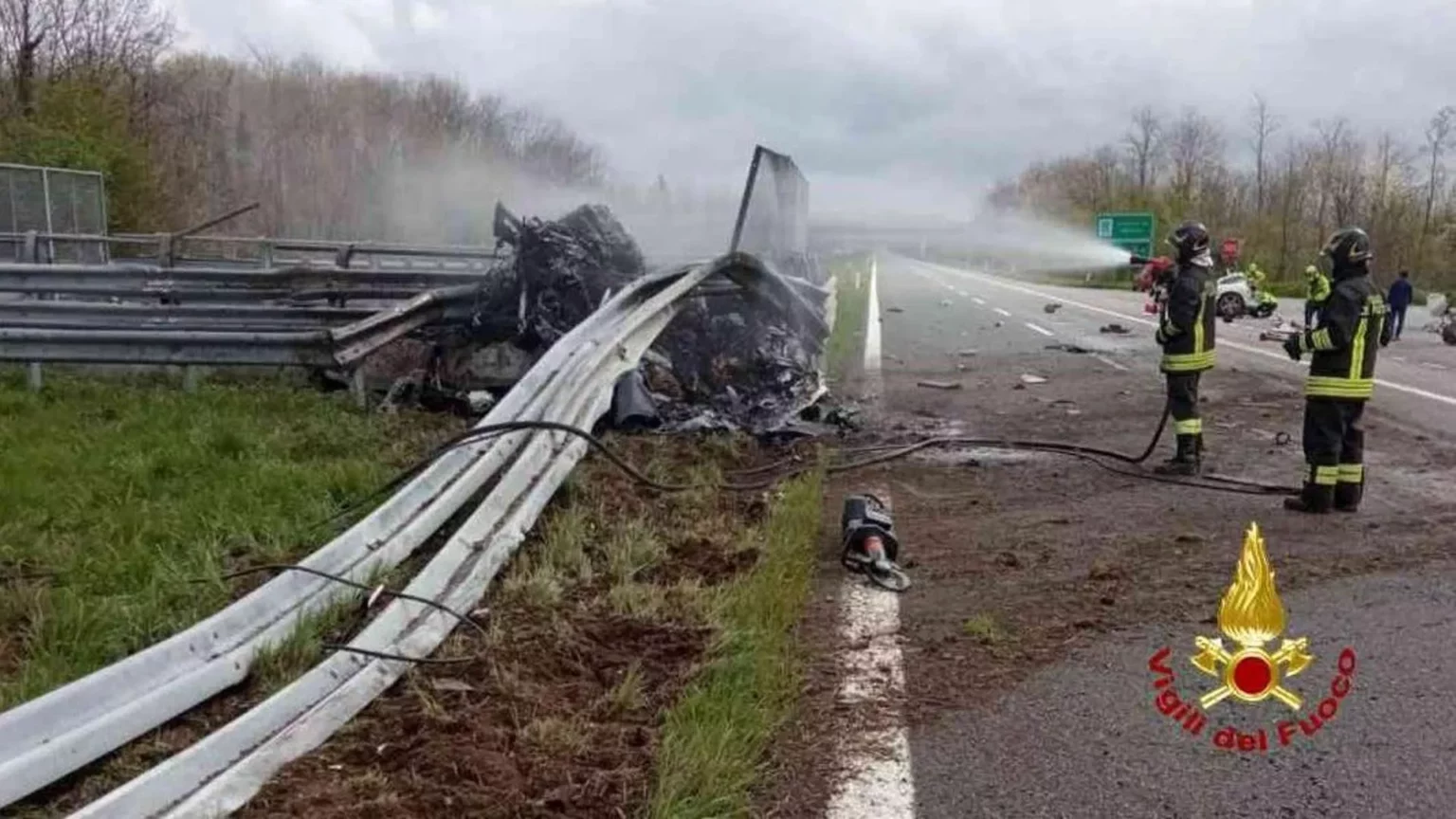 Tragico incidente sulla bretella Ivrea-Santhià: due vittime in una Ferrari 20240402 112807 1