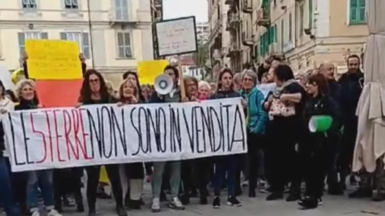 Proteste a La Spezia: La Comunità si Oppone alla Mercificazione delle Cinque Terre 20240402 143705