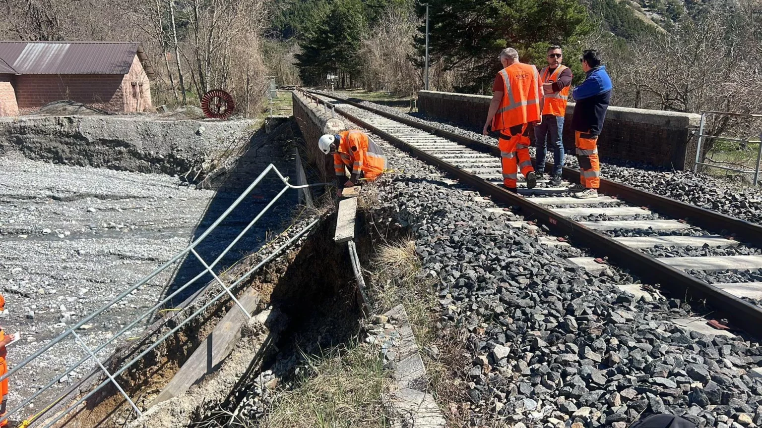 Interruzione della circolazione ferroviaria sulla Cuneo-Ventimiglia per una frana – Impatto e misure di mitigazione 20240402 232810