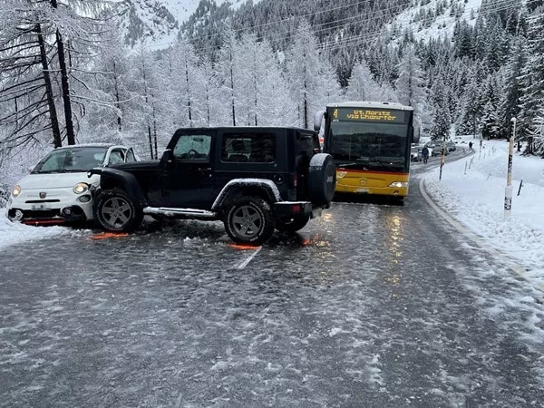 Incidente sul Maloja: Ghiaccio, Sicurezza Stradale e Precauzioni Invernali 20240403 143830