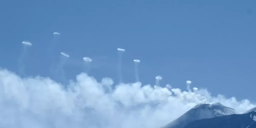 L’Etna si Risveglia: Anelli di Gas e Emissioni di Cenere 20240408 083824