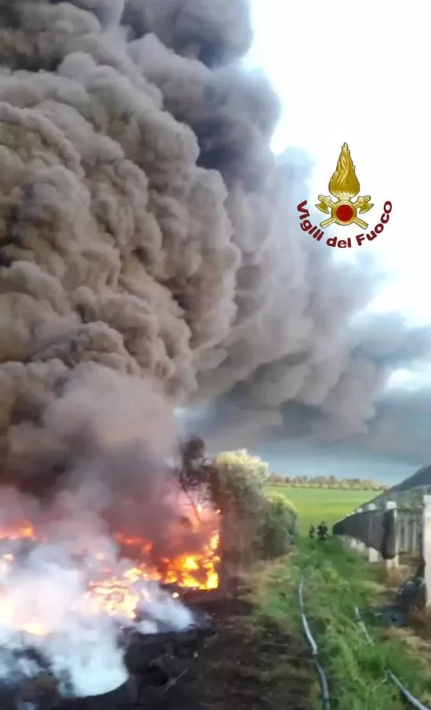 Emergenza Ambientale ad Ardea: Incendio di Pneumatici Mette in Allerta i Castelli Romani 20240408 113336 1