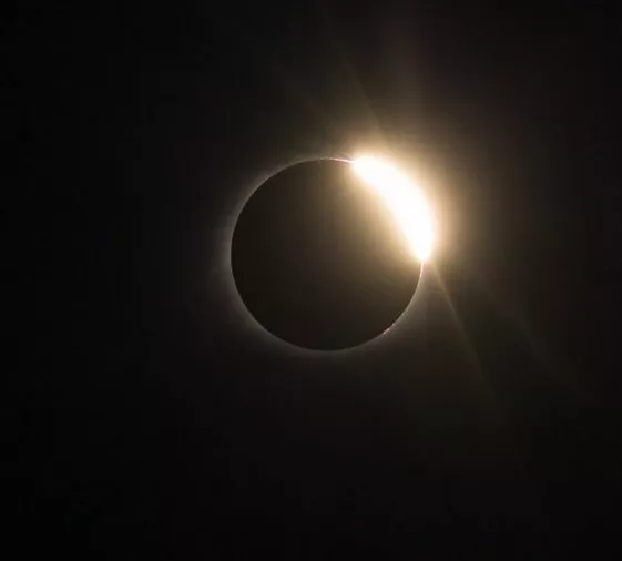 L’Impatto dell’Eclissi negli USA: Tra Meraviglia e Pericoli per la Vista 20240409 153338