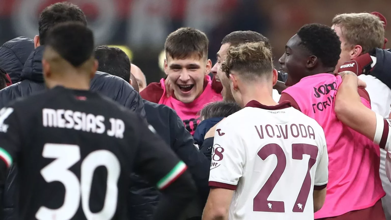 Gineitis del Torino: Battaglia contro l’infortunio al ginocchio e la determinazione nel calcio 20240415 145339