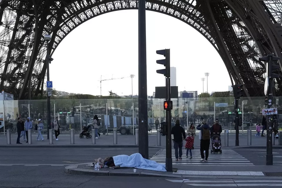 L’evacuazione dello squat di Parigi: Implicazioni per le Olimpiadi 2024 e la politica di accoglienza francese 20240418 104036