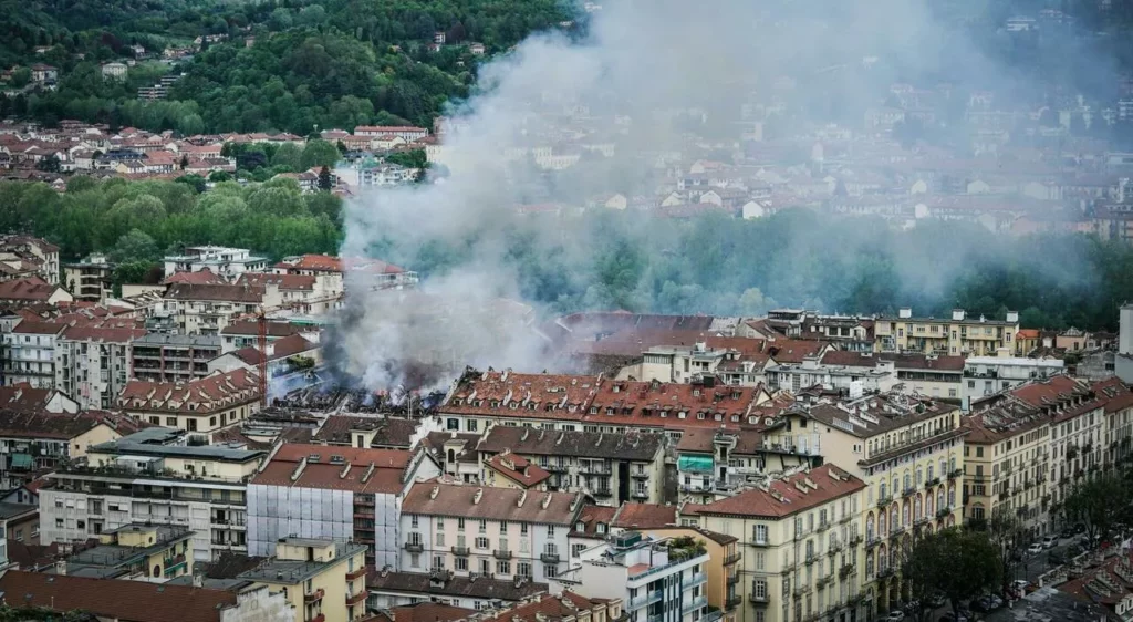 Incendio a Torino: Fiamme, Fumo Nero e Solidarietà nella Città 20240419 095049
