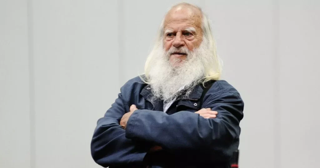 La lotta e la speranza di Vincenzo Agostino contro la mafia: un simbolo di coraggio e resilienza 20240422 093520