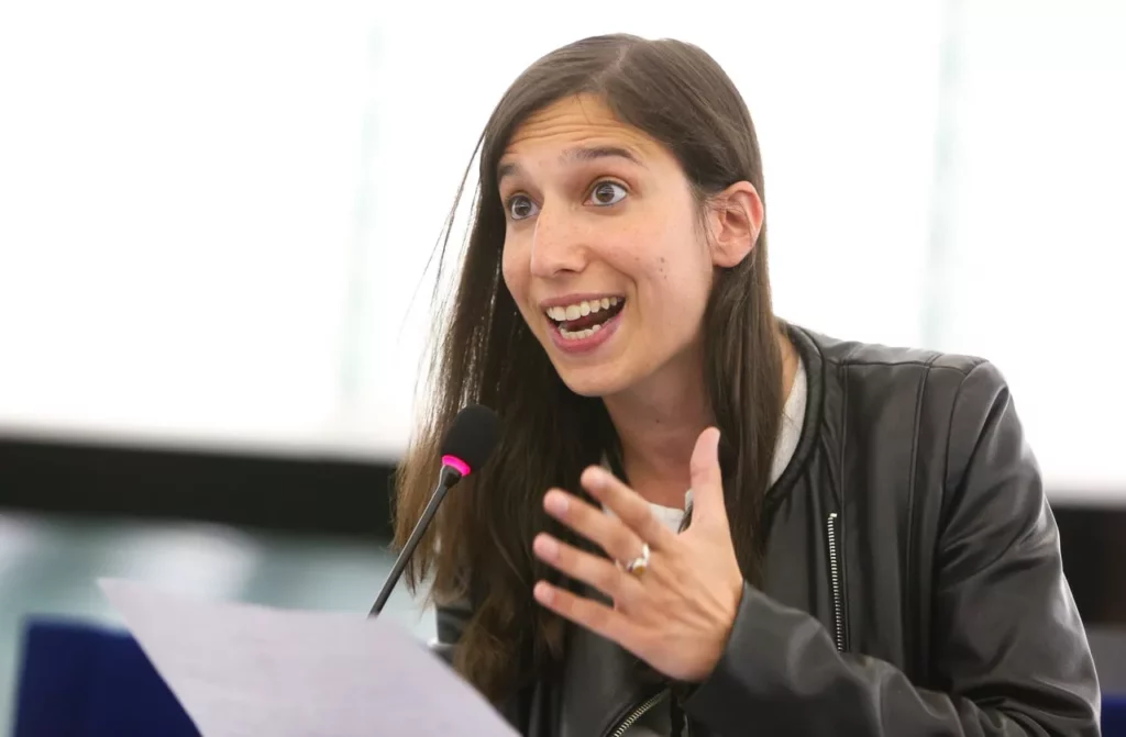 Elly Schlein e la Sfida del PD: Tra Vecchie Incrostazioni e Nuovi Ostacoli 20240423 093920