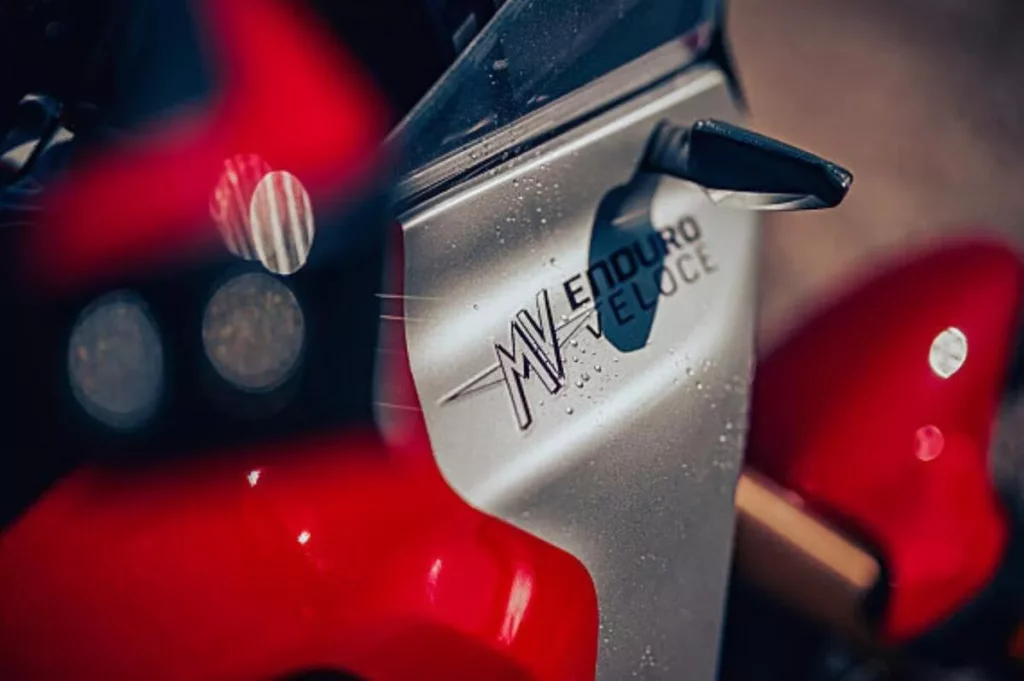 MV Agusta Enduro Veloce: il nuovo gioiello italiano che conquista il mercato 20240425 163514