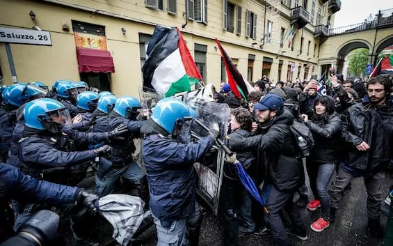 Manifestazioni a Torino: Scontri e Tensioni durante il Corteo degli Studenti 20240425 185214