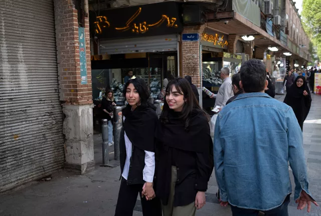 La Nuova Offensiva del Regime Iraniano contro le Donne: Resistenza e Solidarietà Internazionale 20240426 183520