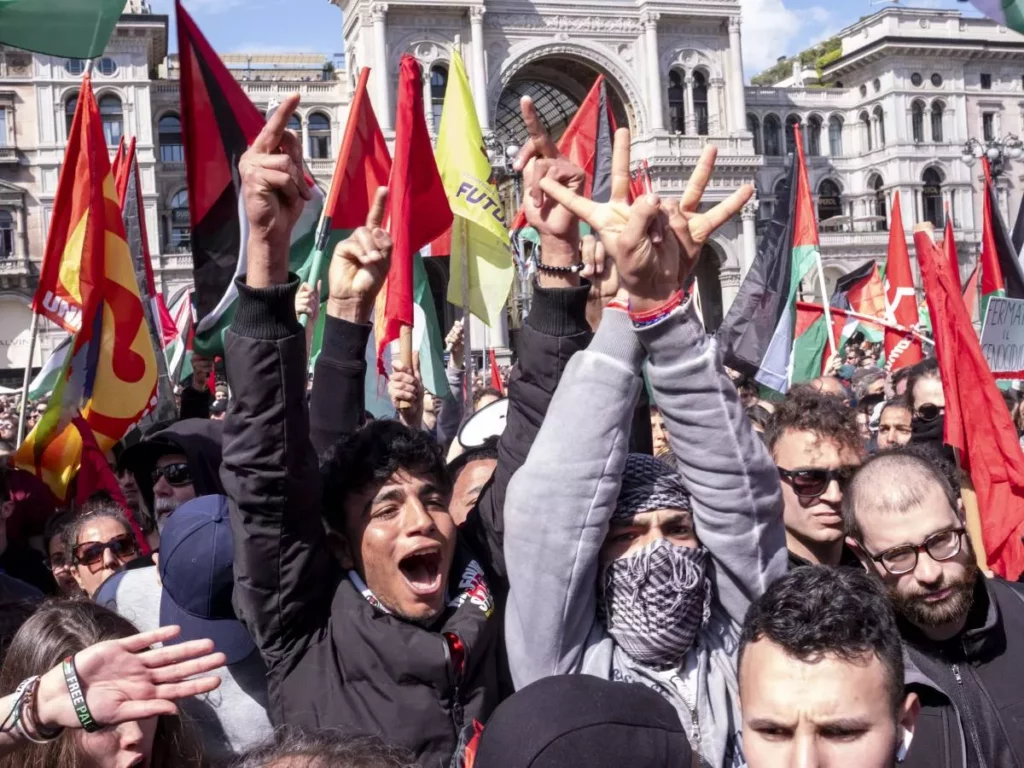 25 Aprile a Milano: Piazza del Duomo senza bandiere italiane – Una riflessione sulla celebrazione della Liberazione 20240426 184414 1