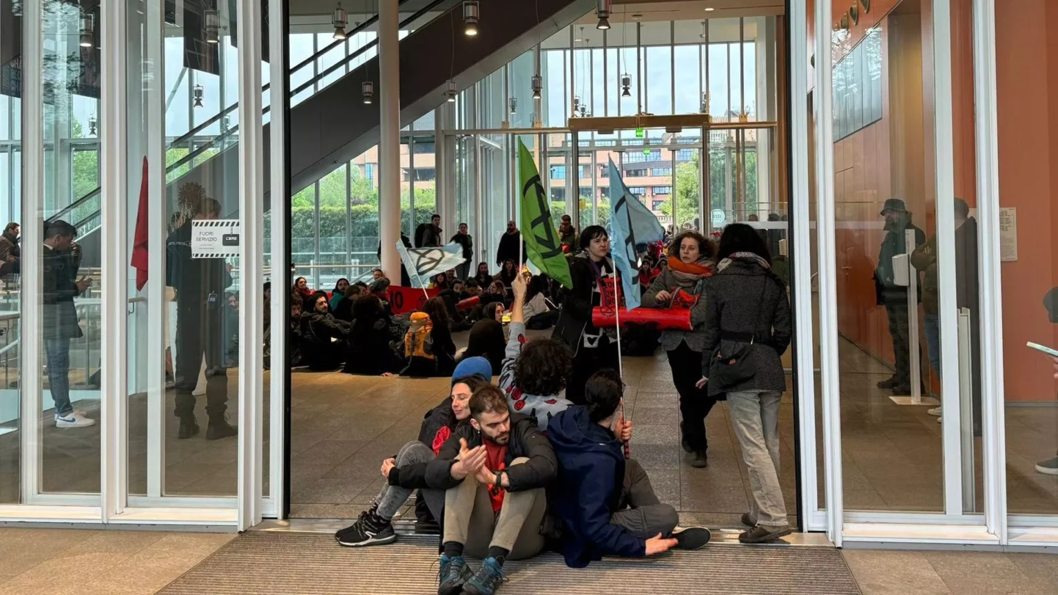 Extinction Rebellion occupa il grattacielo Intesa Sanpaolo a Torino: protesta ambientalista contro le politiche bancarie 20240514 162844