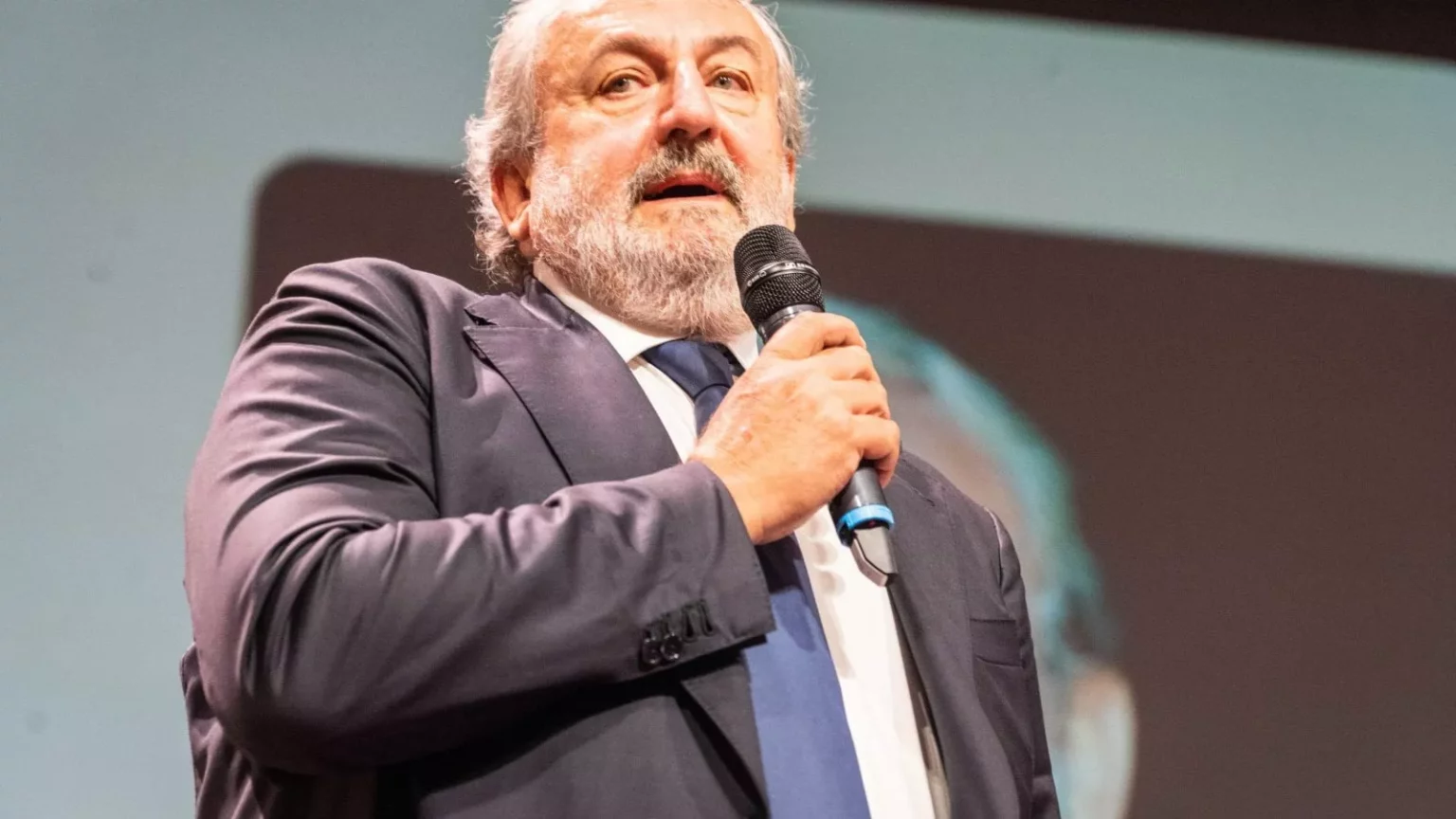 Il Governatore Michele Emiliano e il complicato rapporto con l’Antimafia: tensioni istituzionali e implicazioni politiche 20240514 171844