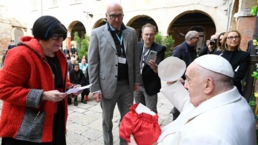 L’incontro tra Manuela Cacco e Papa Francesco: un simbolo di speranza e redenzione 20240514 172853