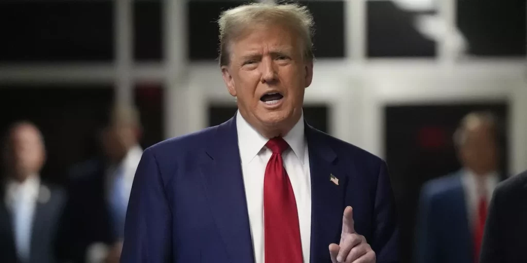 Donald Trump Multato per Violazioni del Gag Order: Ulteriori Sviluppi nei Processi Penali 20240514 180308