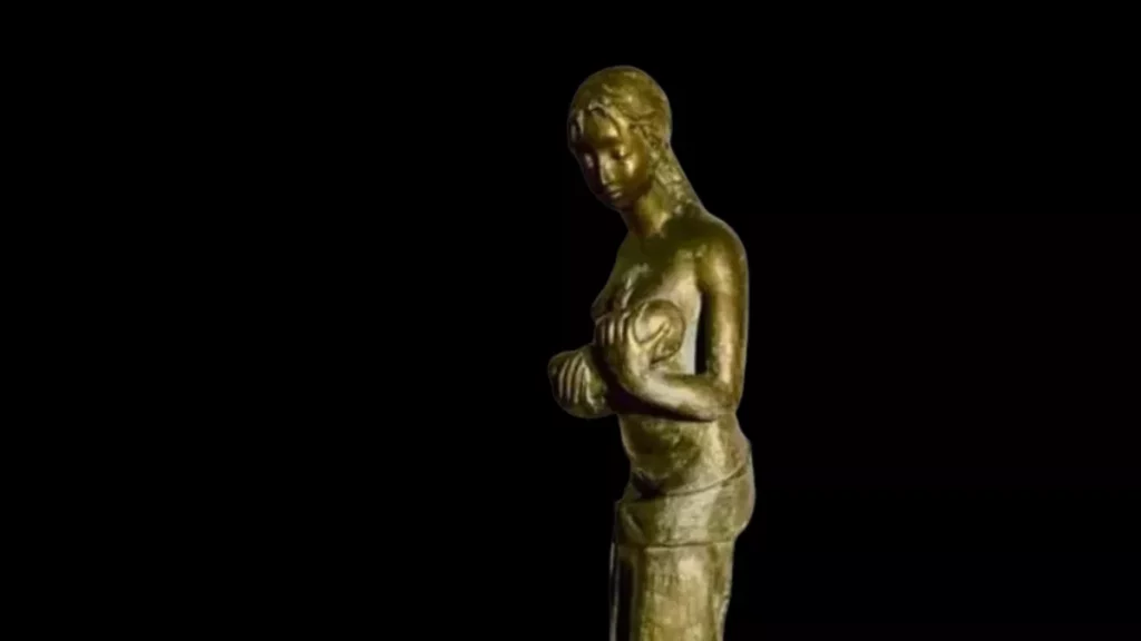 Controversie a Milano: il dibattito sulla statua della maternità