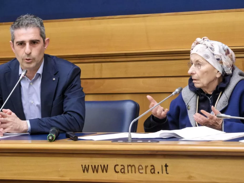 Federico Pizzarotti passa da +Europa ad Azione: una svolta nel panorama politico italiano