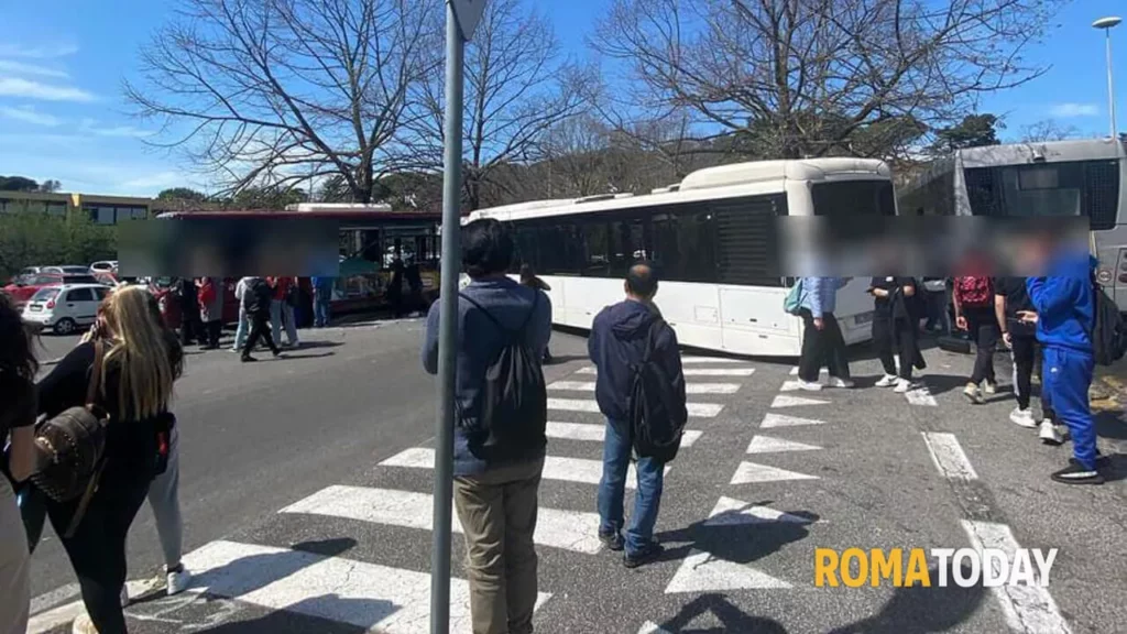 Grave incidente a Monte Mario: nove feriti trasportati d’urgenza, condizioni critiche per madre e figlia Grave incidente a Monte Mario: nove feriti trasportati d’urgenza, condizioni critiche per madre e figlia