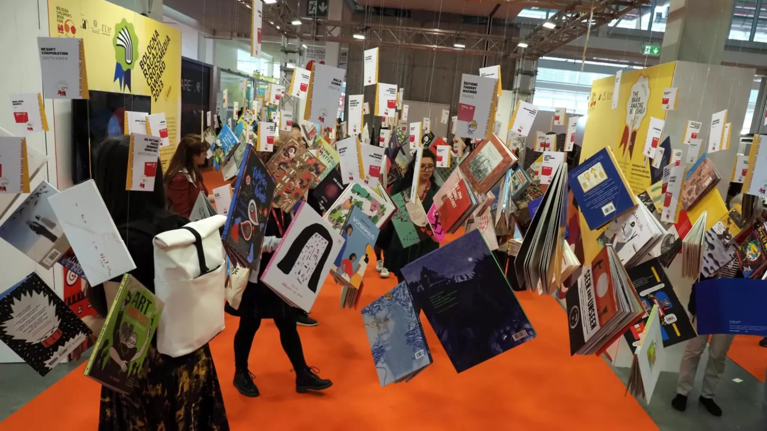 Il Fenomeno dell’Editoria per Bambini e Ragazzi: Un Mondo di Storie e Creatività alla Fiera del Libro di Bologna Il rinascimento dell’editoria per giovani lettori: tra libri di carta e schermi digitali