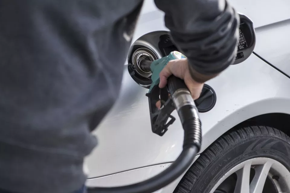 Il mistero dei prezzi della benzina in Svizzera: un’analisi geografica e temporale