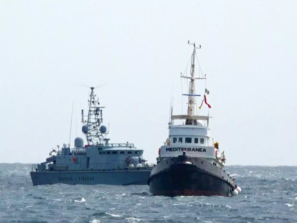 Tensione nel Mediterraneo Centrale: la nave Mare Jonio fermata, polemiche sul soccorso dei migranti