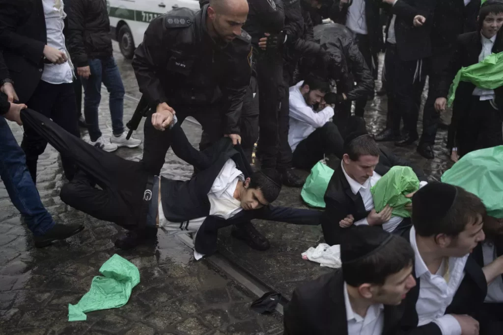 La controversia sulla leva obbligatoria scuote Israele: proteste degli ultraortodossi La controversia sulla leva obbligatoria scuote Israele: proteste degli ultraortodossi