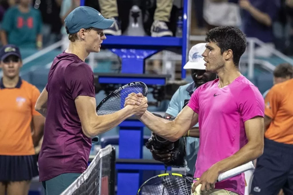 La rivalità epica tra Sinner e Alcaraz a Miami: un punto da ricordare nel tennis mondiale