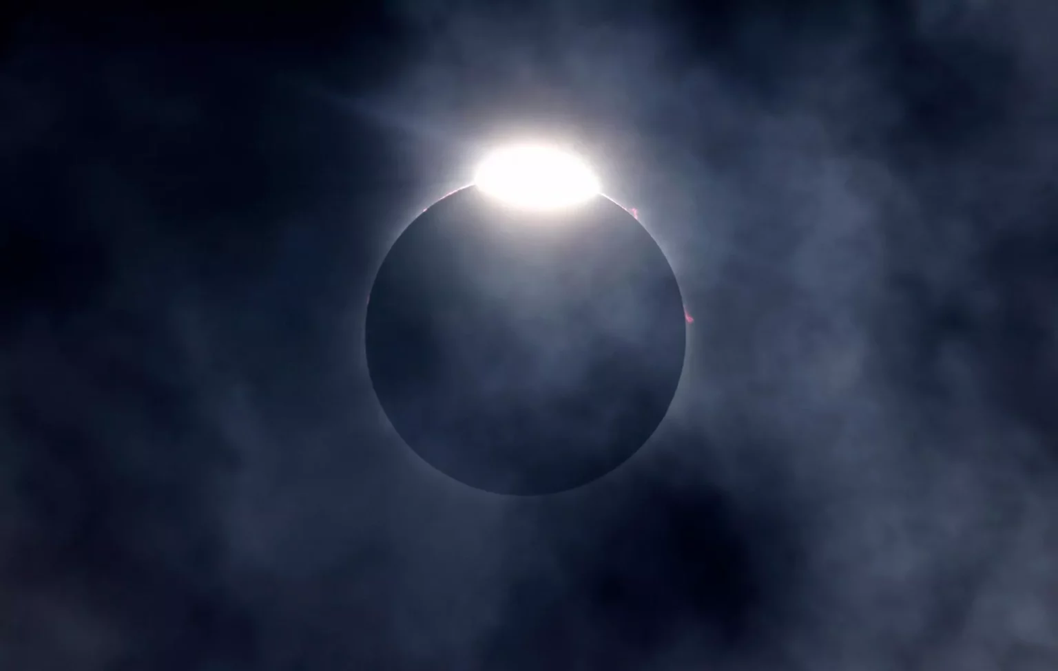 L’eclissi solare totale del 2024: un evento che unisce scienza, superstizione e politica