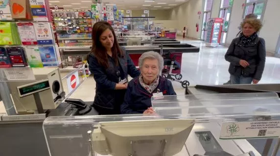Lucina, 90 anni, realizza il suo sogno di tornare cassiera per un giorno a Como Lucina, 90 anni, realizza il suo sogno di tornare cassiera per un giorno a Como