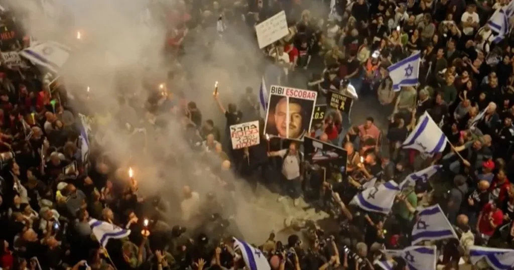 Protesta a Tel Aviv: centomila cittadini contro Netanyahu e il futuro di Israele Protesta a Tel Aviv: centomila cittadini contro Netanyahu e il futuro di Israele