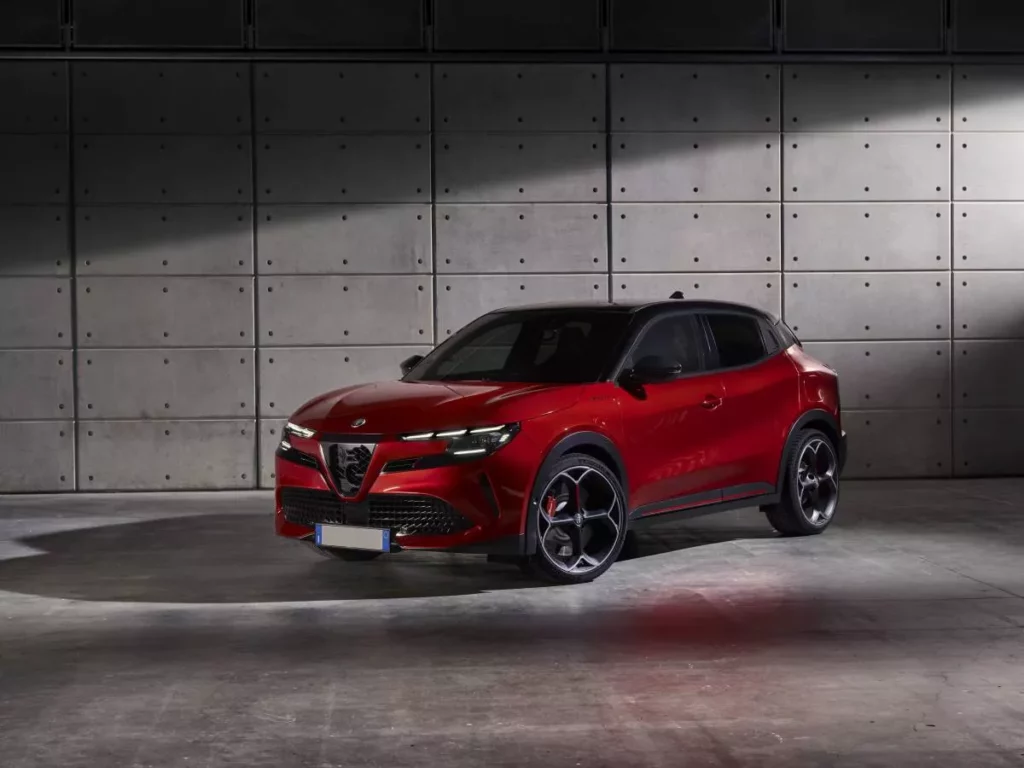 Stellantis svela l’Alfa Romeo Milano: tra identità italiana e sfide globali nel settore automobilistico Stellantis svela l’Alfa Romeo Milano: tra identità italiana e sfide globali nel settore automobilistico