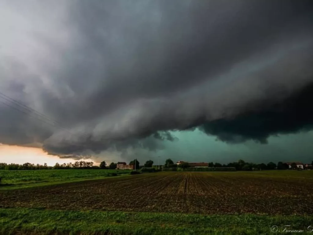 Temporali e Grandinate: Previsioni Meteo e Consigli per Affrontare i Cambiamenti Climatici in Italia