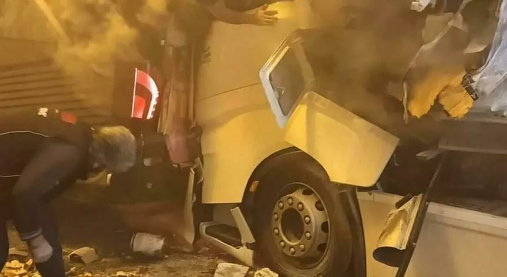 Tragedia sull’A14: Incendio in Galleria Causa una Vittima e Undici Feriti Tragedia sull’A14: Incendio in Galleria Causa una Vittima e Undici Feriti
