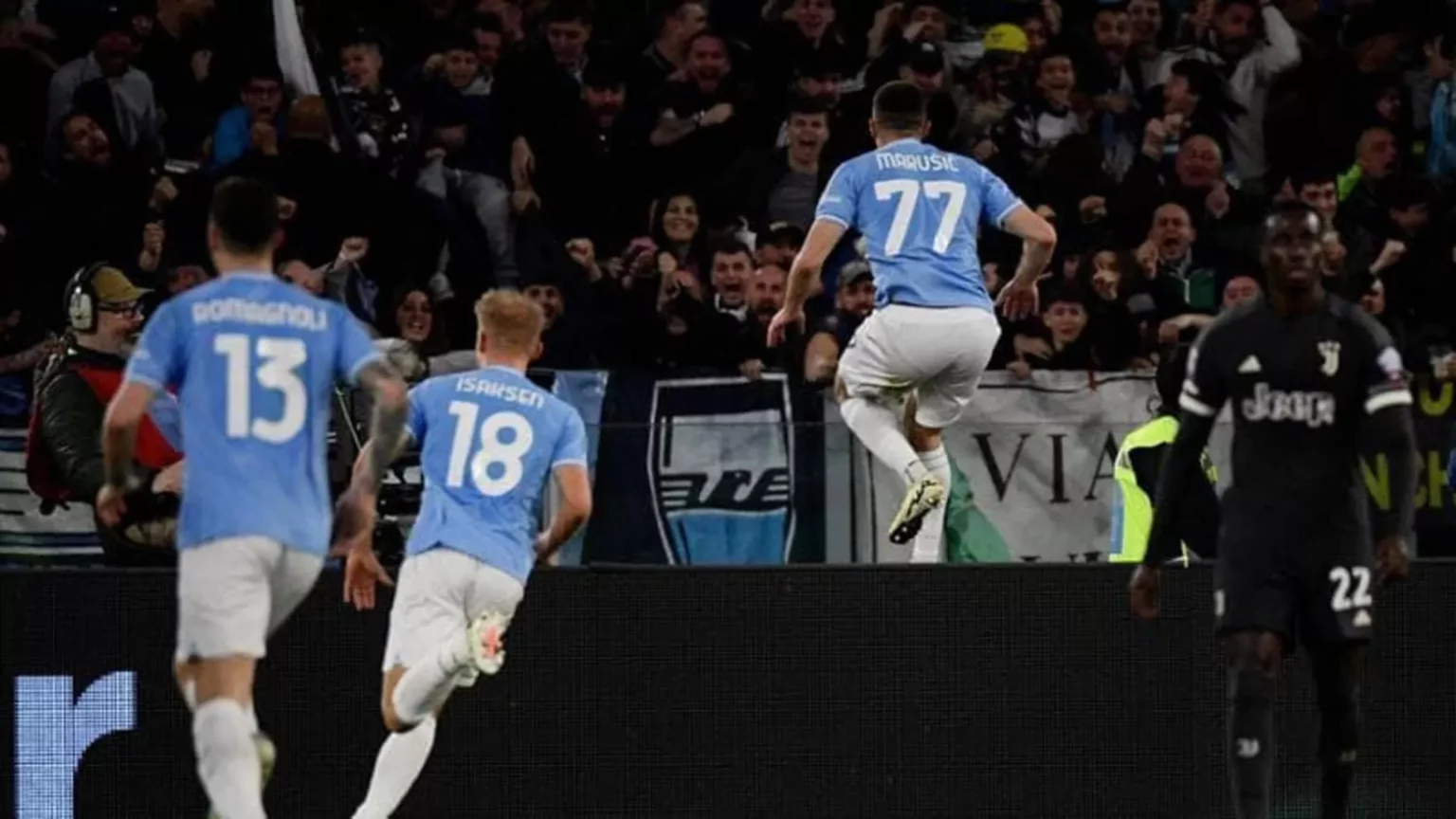 ultras della lazio solidarieta e protesta oltre le barriere dello stadio